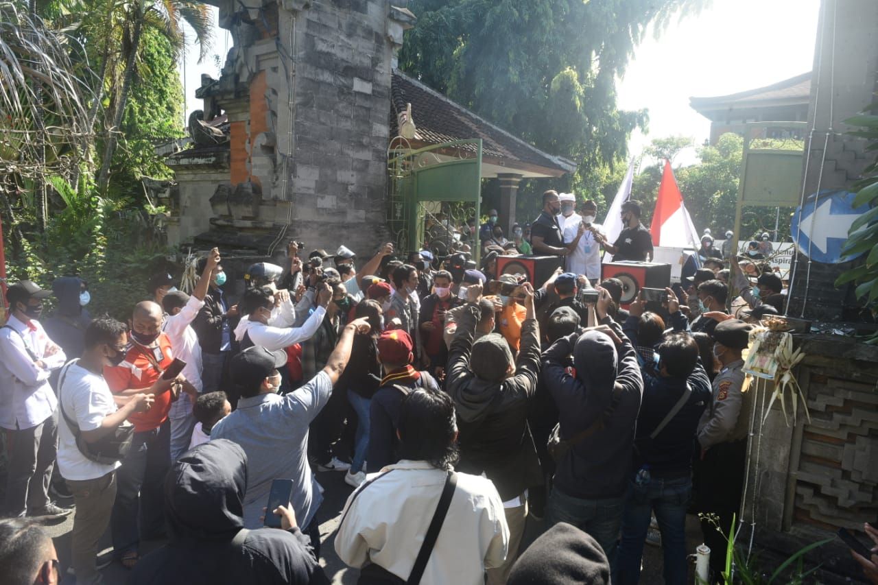 Ratusan Mahasiswa Geruduk DPRD Bali Aksi Tolak UU Omnimbus Law